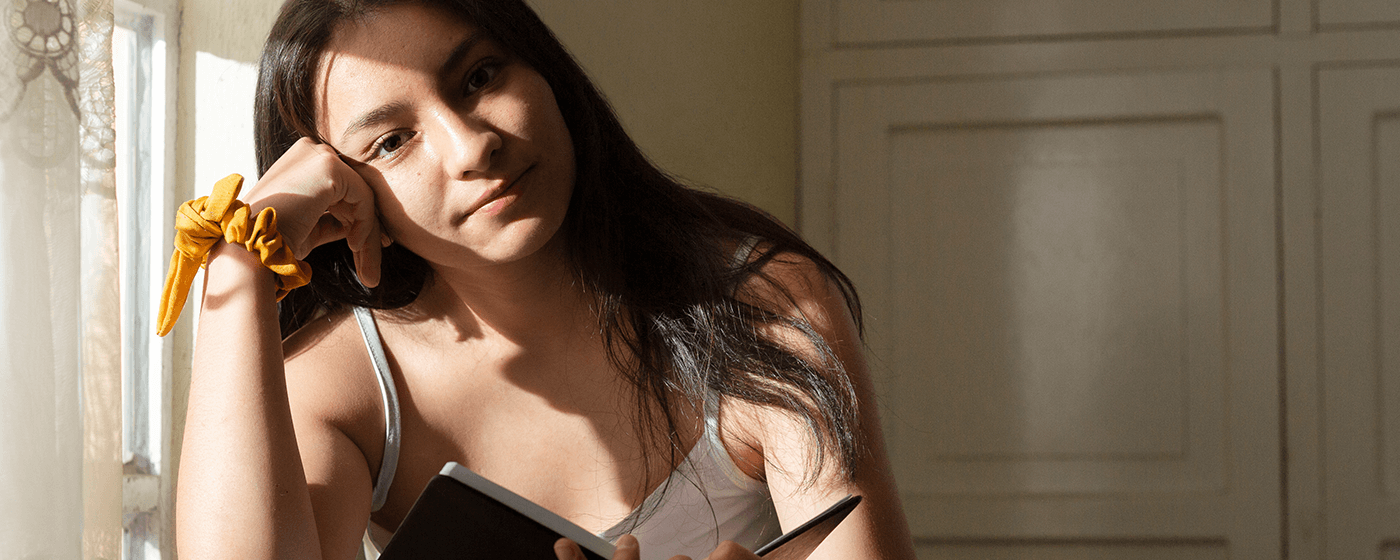 Mujer latina con joyas Yanbal